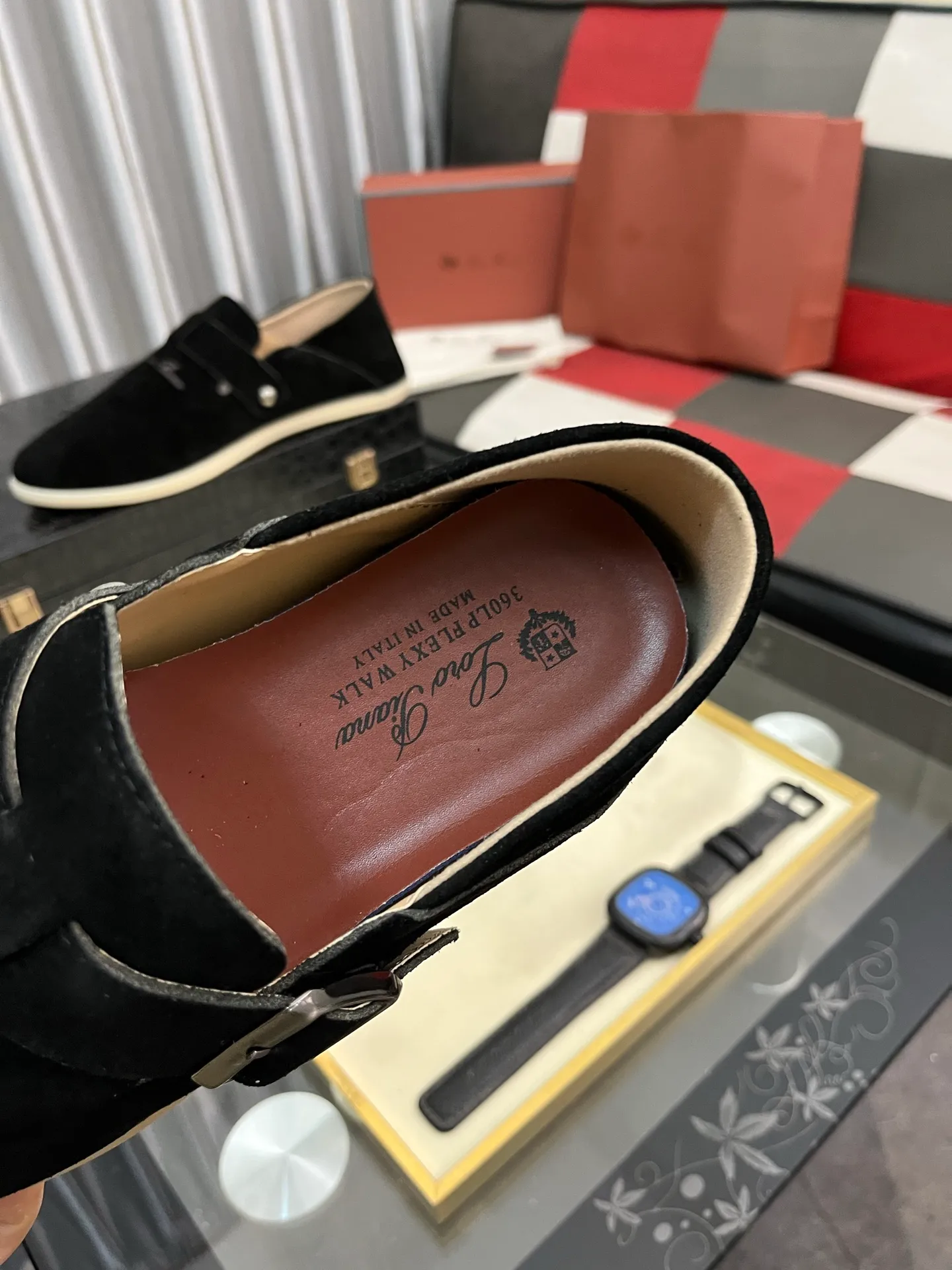 Men's men's shoes 💰458⌚️⌚️ Loro Piana's classic hot model lp top version of Pili casual shoes. It turns out that these are the casual shoes that are said to be able to walk 20,000 steps without getting tired. This pair has both good looks and feel. You will be completely lost as soon as you put it on. The minimalist design is eye-catching and durable, and it is a bonus for dressing. The soft feeling on the feet has outstanding texture, and it is very nice without abrasion on the feet. The soft and waxy soles make it easy to wear for daily use for a long time. Who can resist a pair of versatile and good-looking loafers? Don't be too elegant at all, the feel and texture of the feet are good, the key is to make the legs look longer and not tire the feet, the main thing is that it is just right!        Material: Original cowhide Lining: Original sheepskin Outsole: Original sole Size: 38-44